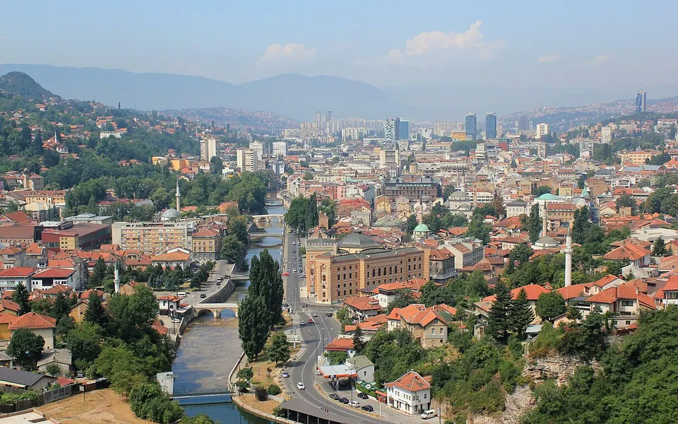 Blick von Osten über die bosnische Hauptstadt Sarajevo .