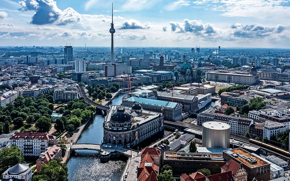 Museumsinsel in Berlin, im Hintergrund der Fernsehturm am Alexanderplatz, Juli 2021