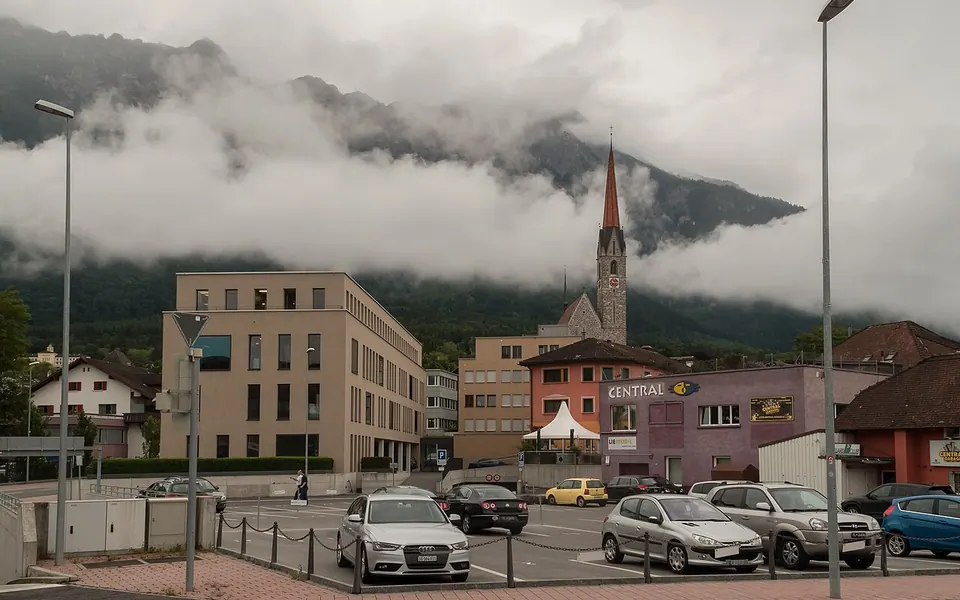 Schaan, church (die Pfarrkirche Sankt Laurentius) in the street