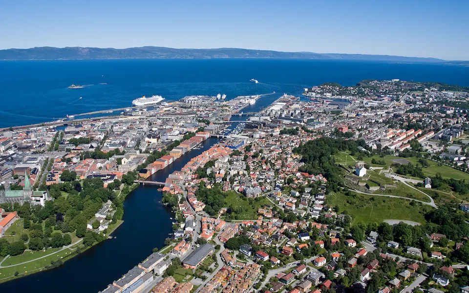 Flyfoto av Trondheim i retning nord. Trondheim, Norway facing North.
