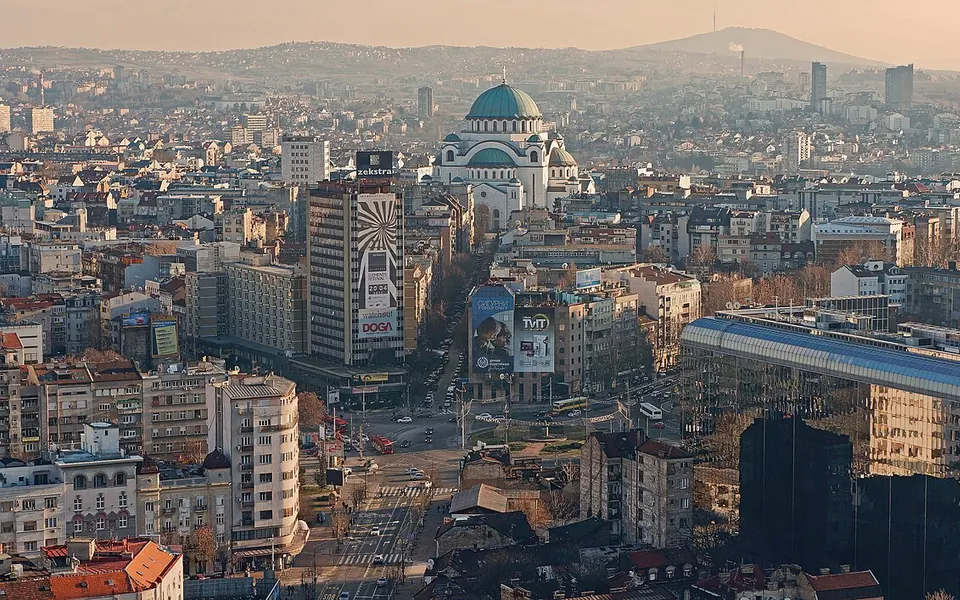 Aufnahme vom Dach der "Belgraderin" (Bürogebäude,101m) in Richtung des Tempels des heiligen Sava
